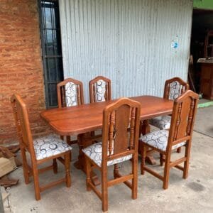 Juego de comedor con 6 sillas tapizadas de algarrobo