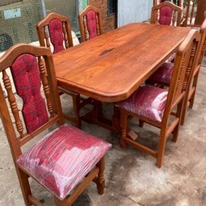 Mesa de 1.80m con 6 sillas tapizadas de algarrobo