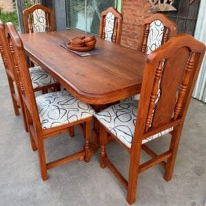 Mesa de 1.80m con 6 sillas tapizadas de algarrobo