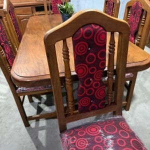 Mesa de 1.80m con 6 sillas tapizadas de algarrobo