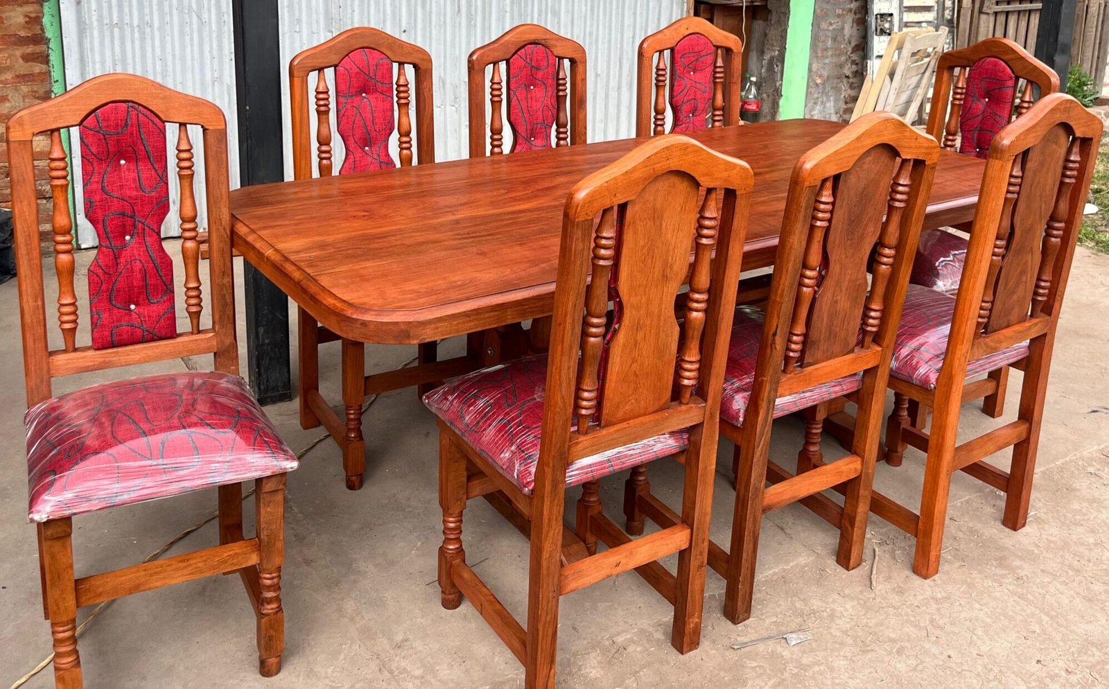 Mesa de 2m con 8 sillas tapizadas de algarrobo