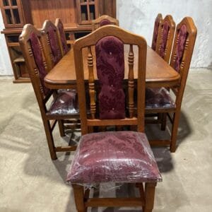 Mesa de 2m con 8 sillas tapizadas de algarrobo