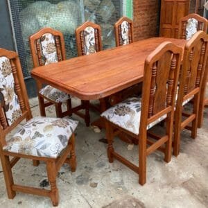 Mesa de 2m con 8 sillas tapizadas de algarrobo