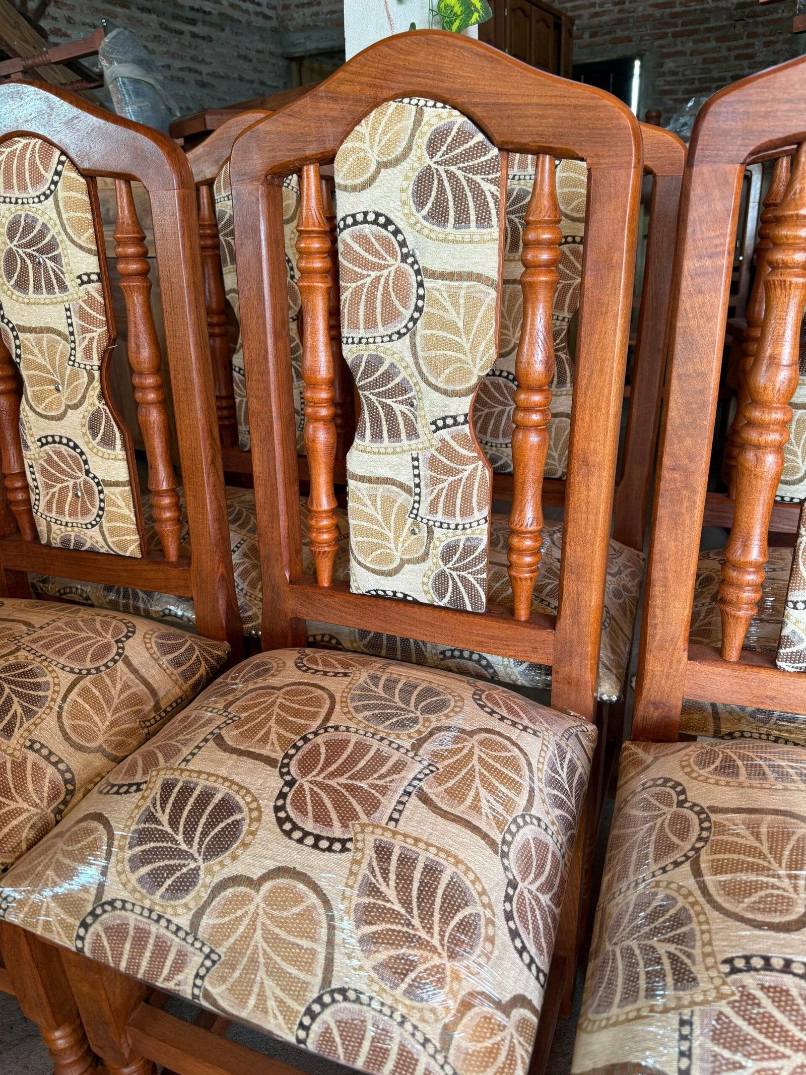 Sillas tapizadas de algarrobo x 6 unidades - Imagen 5