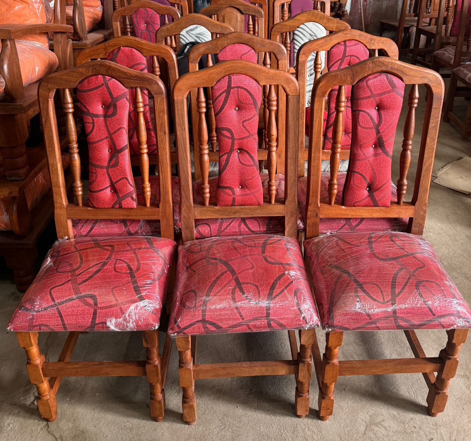 Sillas tapizadas de algarrobo x 6 unidades