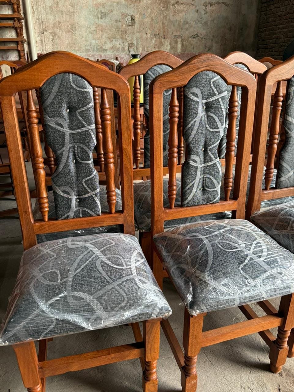 Sillas tapizadas de algarrobo x 6 unidades - Imagen 4