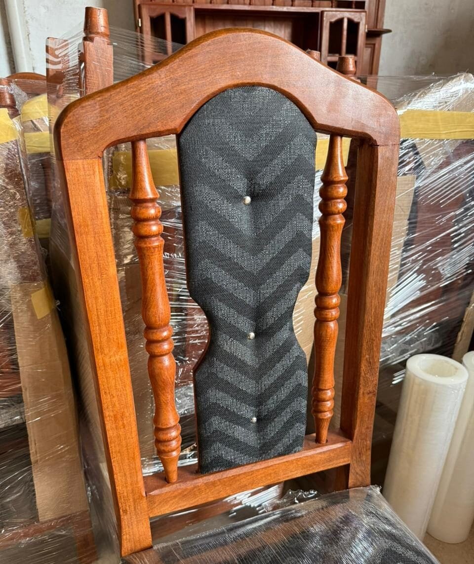 Sillas tapizadas de algarrobo x 6 unidades