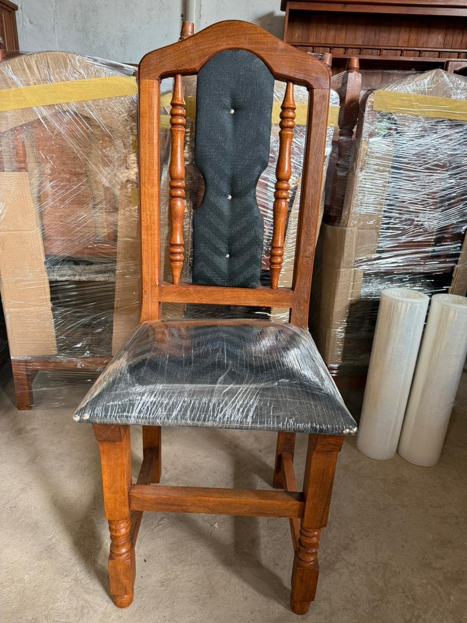 Sillas tapizadas de algarrobo x 6 unidades - Imagen 4