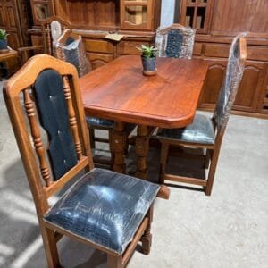 Juego de Mesa y 4 Sillas Tapizadas