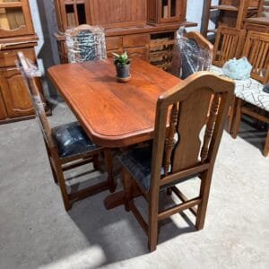 Juego de Mesa y 4 Sillas Tapizadas