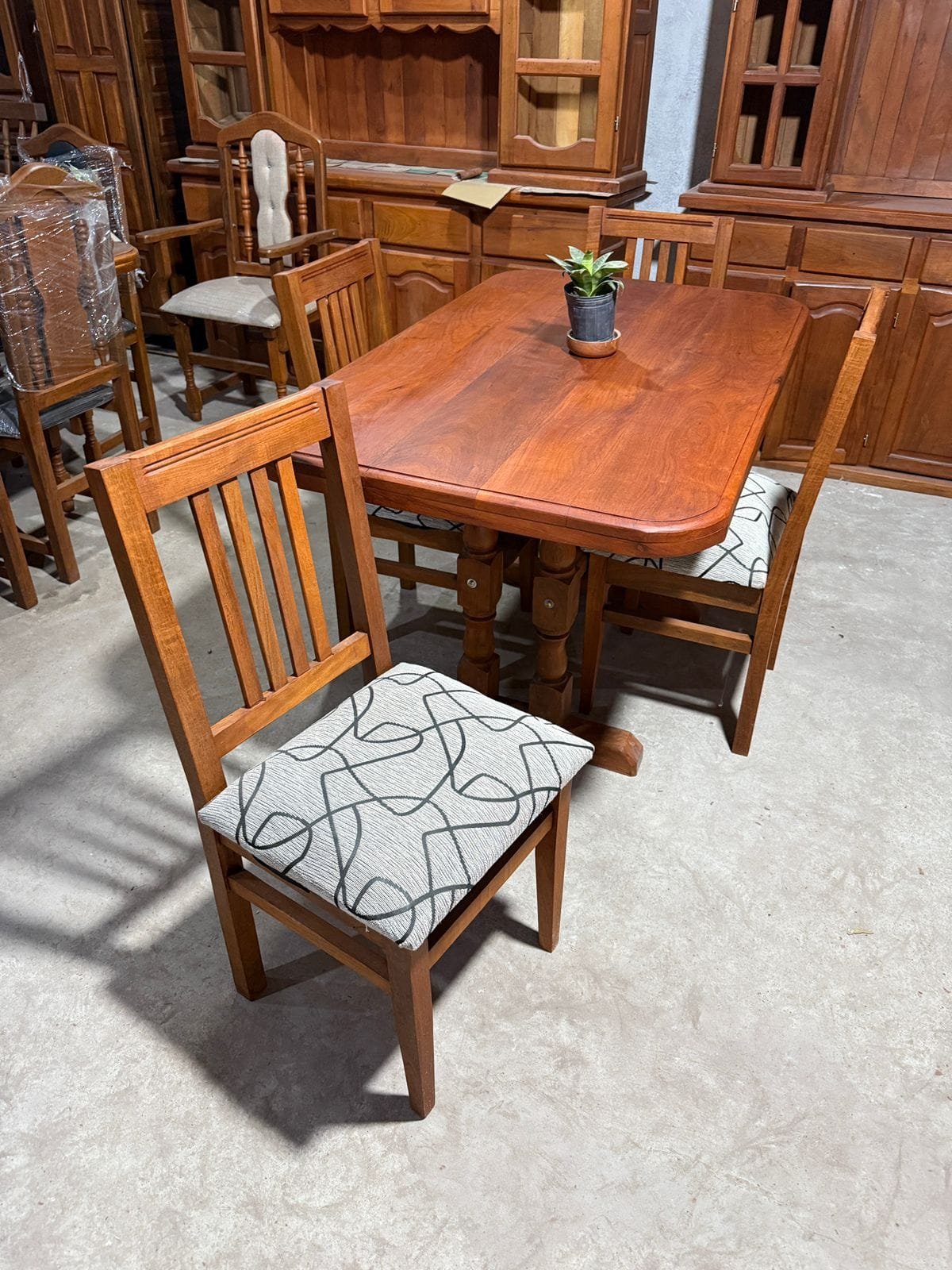 Juego de Mesa 1.20m y 4 sillas Modernas